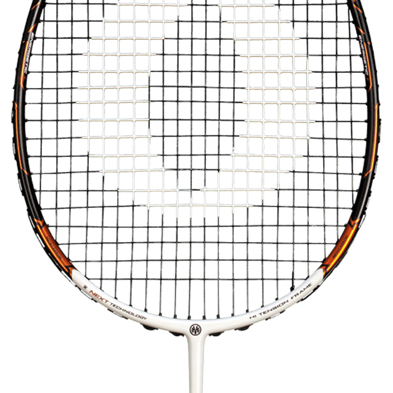 Oliver Badmintonschläger Modell Energetic K7, weiß-schwarzer Schlägerkopf mit bronzefarbenem Design vor einem weißen Hintergrund