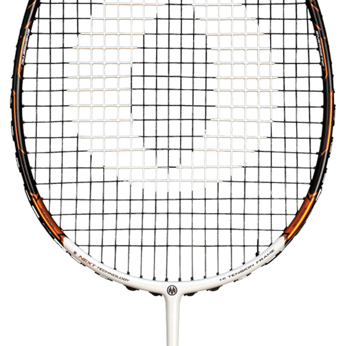 Oliver Badmintonschläger Modell Energetic K7, weiß-schwarzer Schlägerkopf mit bronzefarbenem Design vor einem weißen Hintergrund