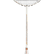 Oliver Badmintonschläger Modell Energetic K7, weiß-schwarzer Schläger Schaft mit bronzefarbenem Design und weißem Griff vor einem weißen  Hintergrund