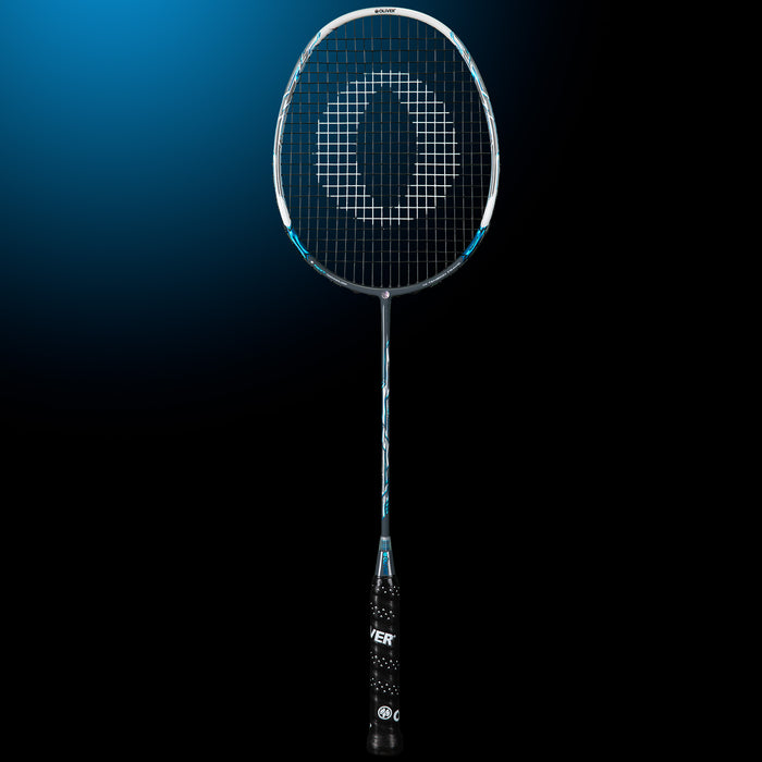 Oliver Badmintonschläger Modell Energetic K9, blau-grau-weißer Schläger mit schwarzem Griff vor einem dunklen Hintergrund