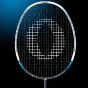 Oliver Badmintonschläger Modell Energetic K9, blau-grau-weißer Schlägerkopf  vor einem dunklen Hintergrund