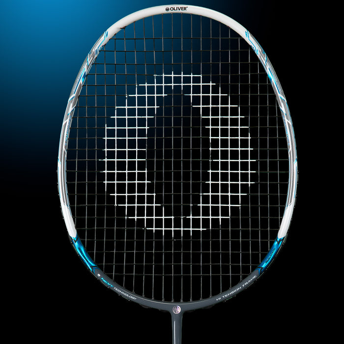 Oliver Badmintonschläger Modell Energetic K9, blau-grau-weißer Schlägerkopf  vor einem dunklen Hintergrund