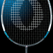 Oliver Badmintonschläger Modell Energetic K9, blau-grau-weißer Schlägerkopf Ausschnitt vor einem dunklen Hintergrund