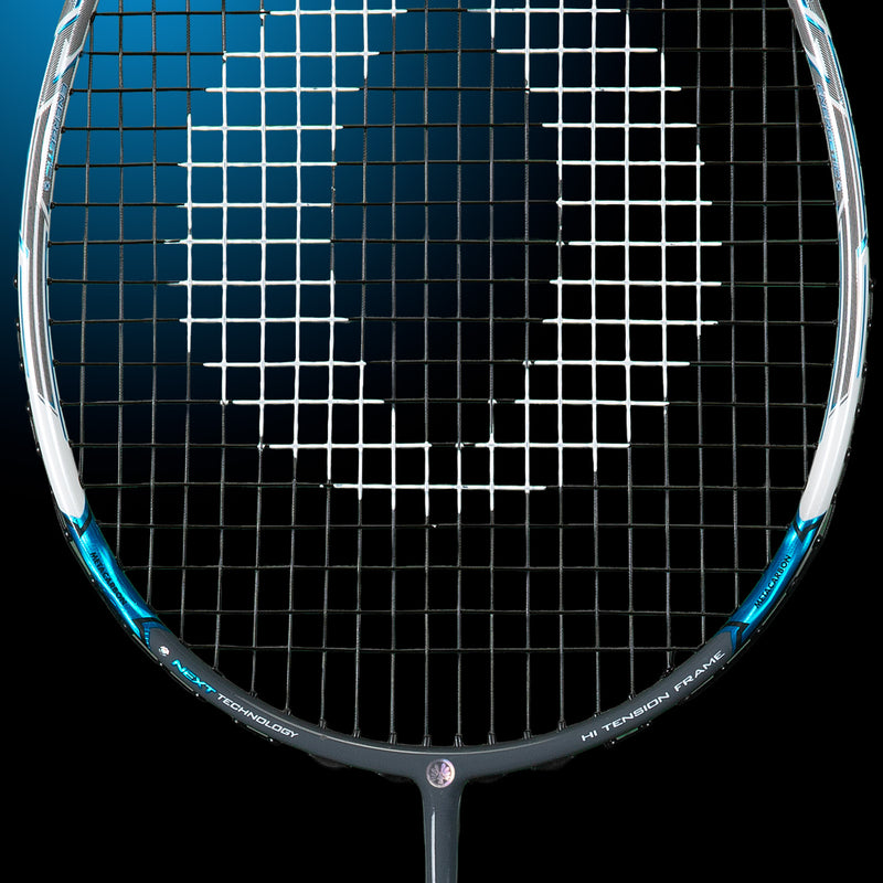 Oliver Badmintonschläger Modell Energetic K9, blau-grau-weißer Schlägerkopf Ausschnitt vor einem dunklen Hintergrund