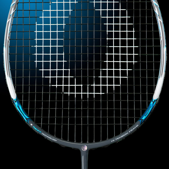 Oliver Badmintonschläger Modell Energetic K9, blau-grau-weißer Schlägerkopf Ausschnitt vor einem dunklen Hintergrund