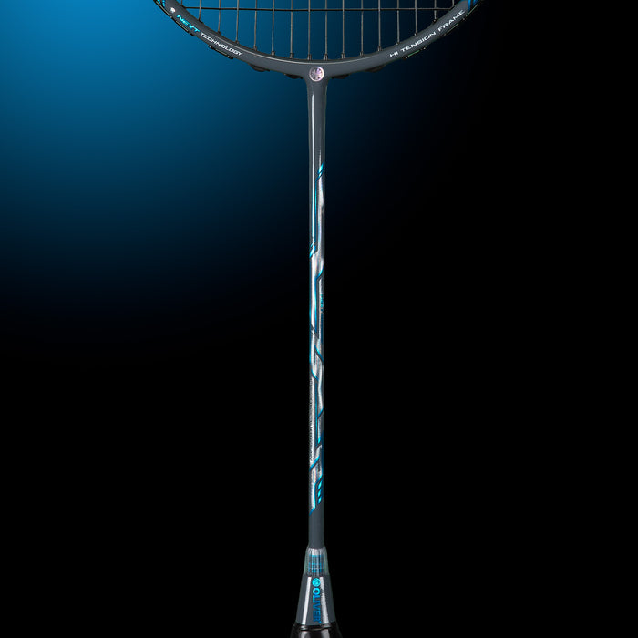 Oliver Badmintonschläger Modell Energetic K9, blau-grauer Schaft vor einem dunklen Hintergrund