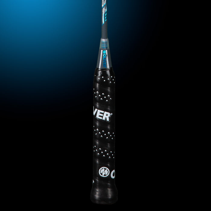 Oliver Badmintonschläger Modell Energetic K9, blau-grauer Schaft mit schwarzem Griff vor einem dunklen Hintergrund
