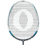 Oliver Badmintonschläger Modell Energetic K9, blau-grau-weißer Schlägerkopf  vor einem weißen Hintergrund
