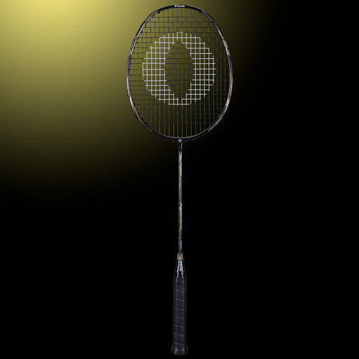OLIVER Badmintonschläger Modell Entrex 80, silber-goldfarbener Badmintonschläger mit schwarzem Griffband vor einem dunklen Hintergrund