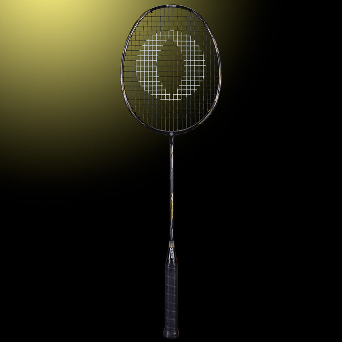 OLIVER Badmintonschläger Modell Entrex 80, silber-goldfarbener Badmintonschläger mit schwarzem Griffband vor einem dunklen Hintergrund