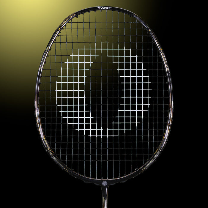 OLIVER Badmintonschläger Modell Entrex 80, silber-goldfarbener Badmintonkopf vor einem dunklen Hintergrund