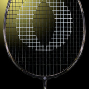 OLIVER Badmintonschläger Modell Entrex 80, silber-goldfarbener Badmintonkopf und Schaft vor einem dunklen Hintergrund