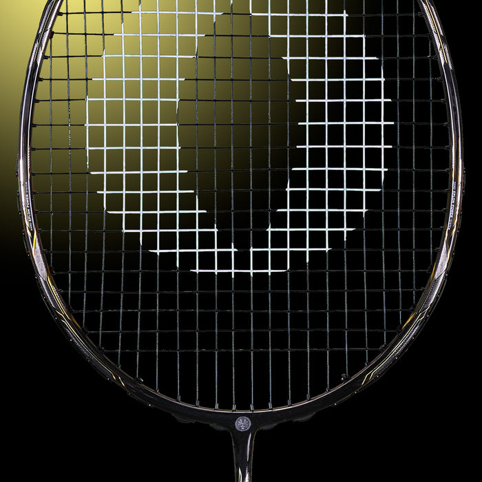 OLIVER Badmintonschläger Modell Entrex 80, silber-goldfarbener Badmintonkopf und Schaft vor einem dunklen Hintergrund