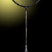OLIVER Badmintonschläger Modell Entrex 80, silber-goldfarbener Badmintonrahmen mit schwarzem Griffband vor einem dunklen Hintergrund