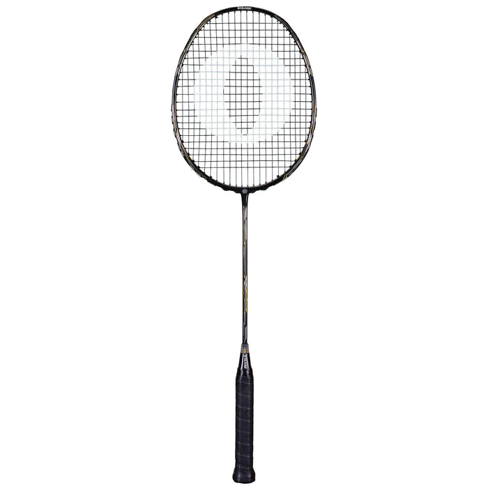 OLIVER Badmintonschläger Modell Entrex 80, silber-goldfarbener Badmintonschläger mit schwarzem Griffband vor einem weißen Hintergrund