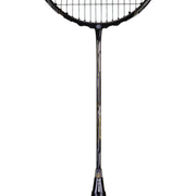 OLIVER Badmintonschläger Modell Entrex 80, silber-goldfarbener Badmintonrahmen mit schwarzem Griffband vor einem weißen Hintergrund