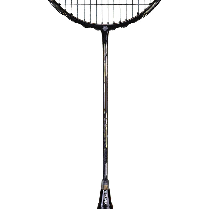 OLIVER Badmintonschläger Modell Entrex 80, silber-goldfarbener Badmintonrahmen mit schwarzem Griffband vor einem weißen Hintergrund