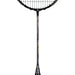 OLIVER Badmintonschläger Modell Entrex 80, silber-goldfarbener Badmintonrahmen mit schwarzem Griffband vor einem weißen Hintergrund