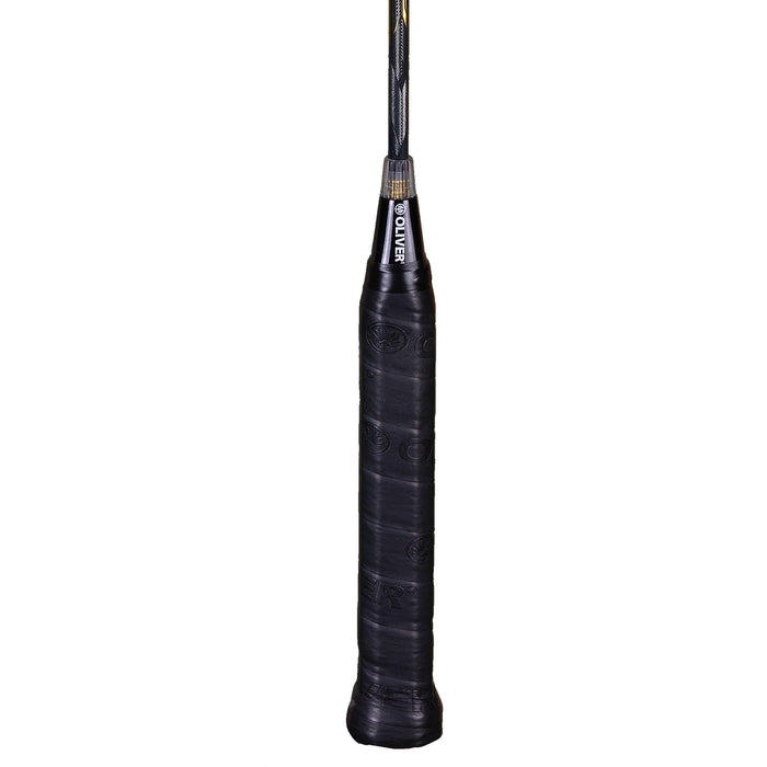 OLIVER Badmintonschläger Modell Entrex 80, silber-goldfarbener Schaft mit schwarzem Griffband vor einem weißen Hintergrund