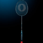 Oliver Badmintonschläger Modell Extreme 69, dunkelblauer Schläger mit dunkelblauem Griff vor einem dunklen blauen Hintergrund