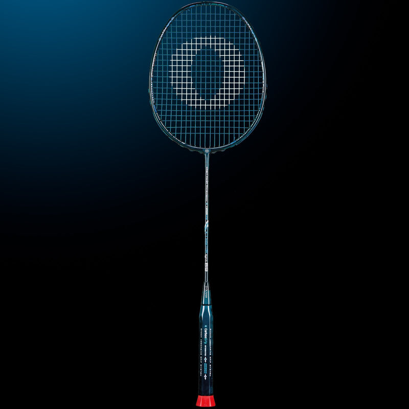 Oliver Badmintonschläger Modell Extreme 69, dunkelblauer Schläger mit dunkelblauem Griff vor einem dunklen blauen Hintergrund