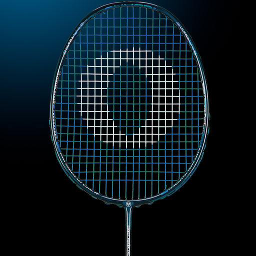 Oliver Badmintonschläger Modell Extreme 69, dunkelblauer Schläger vor einem dunklen blauen Hintergrund