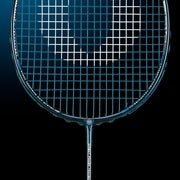 Oliver Badmintonschläger Modell Extreme 69, dunkelblauer Schläger vor einem dunklen blauen Hintergrund