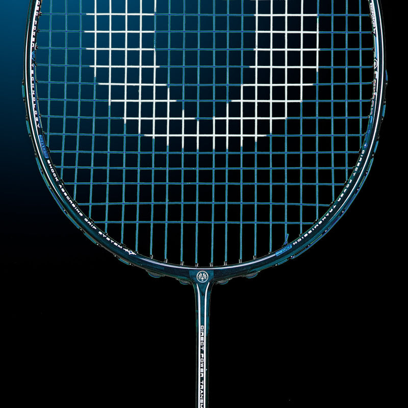 Oliver Badmintonschläger Modell Extreme 69, dunkelblauer Schläger vor einem dunklen blauen Hintergrund