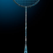 Oliver Badmintonschläger Modell Extreme 69, dunkelblauer Schläger mit dunkelblauem Griff  vor einem dunklen blauen Hintergrund