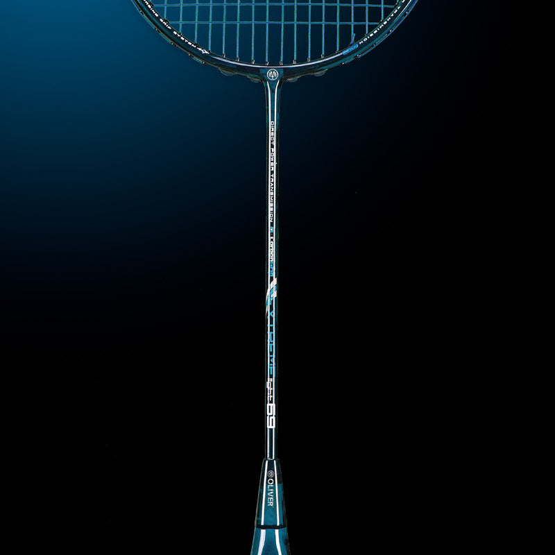 Oliver Badmintonschläger Modell Extreme 69, dunkelblauer Schläger mit dunkelblauem Griff  vor einem dunklen blauen Hintergrund