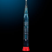 Oliver Badmintonschläger Modell Extreme 69, dunkelblauer Griff vor einem dunklen blauen Hintergrund