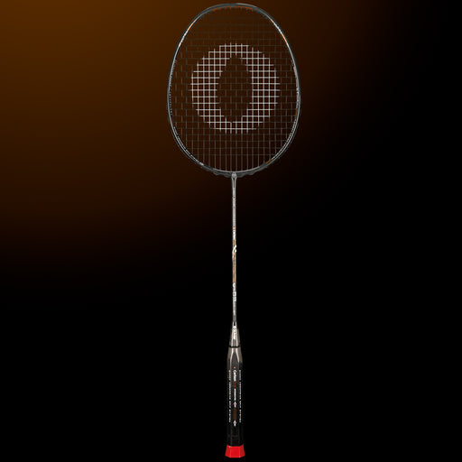 Oliver Badmintonschläger Modell Extreme 69 power, grauer Schläger mit braunem Design und dunkelgrauem Griff vor einem dunklen braunen Hintergrund