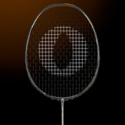 Oliver Badmintonschläger Modell Extreme 69 power, grauer Schläger mit braunem Design vor einem dunklen braunen Hintergrund