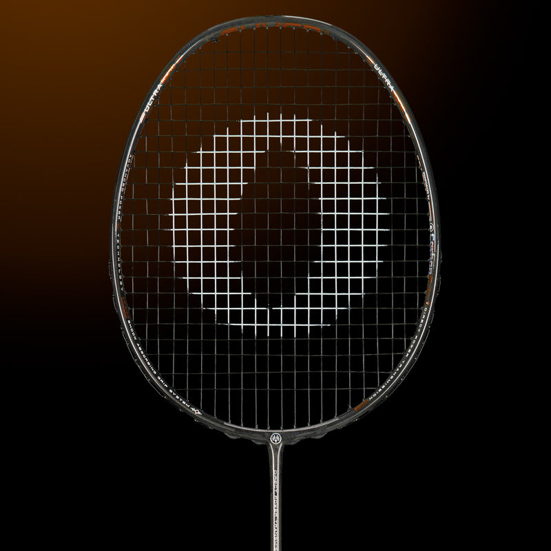 Oliver Badmintonschläger Modell Extreme 69 power, grauer Schläger mit braunem Design vor einem dunklen braunen Hintergrund