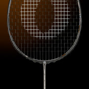 Oliver Badmintonschläger Modell Extreme 69 power, grauer Schläger mit braunem Design vor einem dunklen braunen Hintergrund