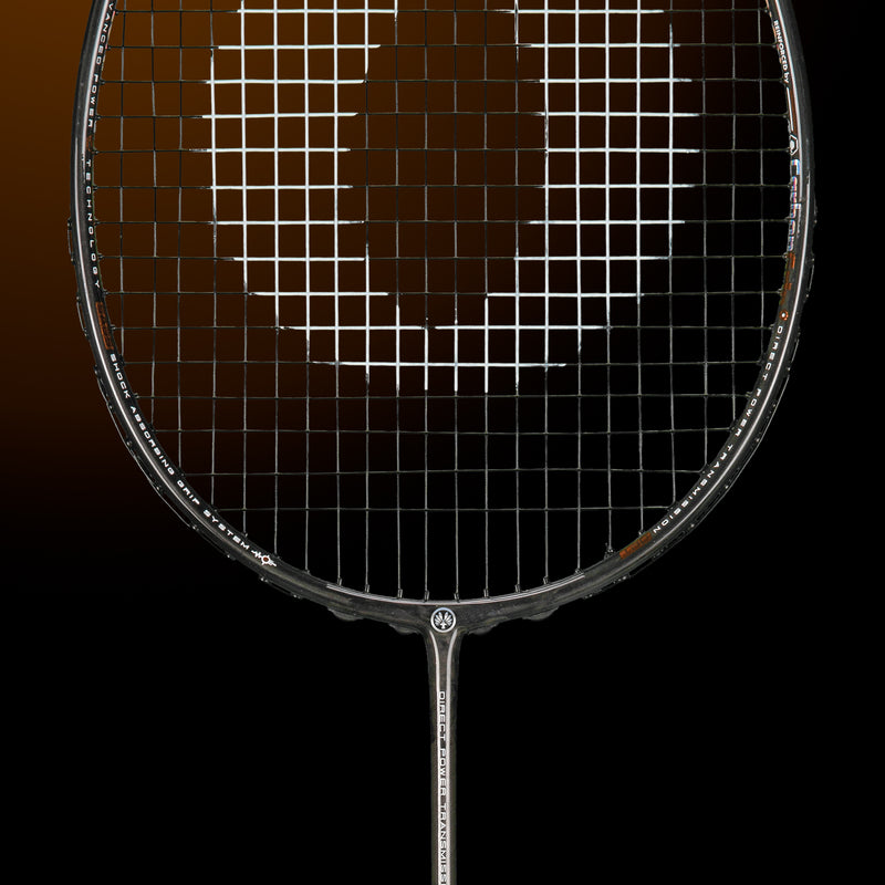 Oliver Badmintonschläger Modell Extreme 69 power, grauer Schläger mit braunem Design vor einem dunklen braunen Hintergrund