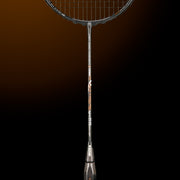 Oliver Badmintonschläger Modell Extreme 69 power, grauer Schläger mit braunem Design und dunkelgrauem Griff vor einem dunklen braunen Hintergrund