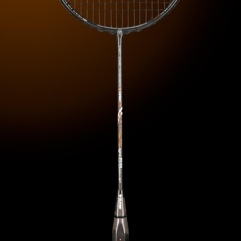 Oliver Badmintonschläger Modell Extreme 69 power, grauer Schläger mit braunem Design und dunkelgrauem Griff vor einem dunklen braunen Hintergrund