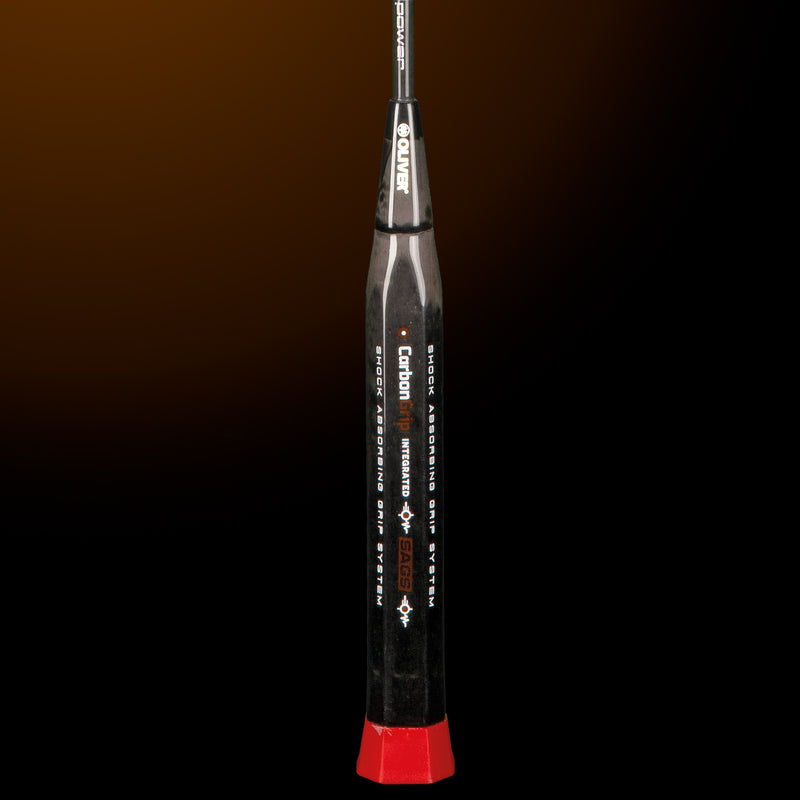 Oliver Badmintonschläger Modell Extreme 69 power, dunkelgrauer Griff vor einem dunklen braunen Hintergrund