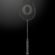 Oliver Badmintonschläger Modell Extreme 75, schwarzer Schläger mit schwarzem Griff vor einem dunklen Hintergrund