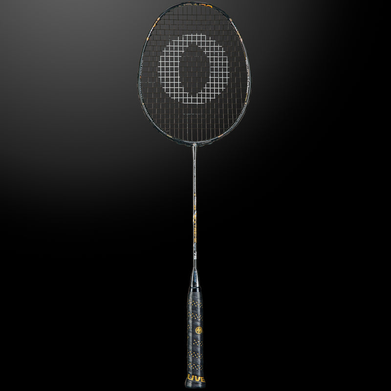 Oliver Badmintonschläger Modell Extreme 75, schwarzer Schläger mit schwarzem Griff vor einem dunklen Hintergrund