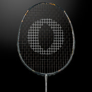 Oliver Badmintonschläger Modell Extreme 75, schwarzer Schläger vor einem dunklen Hintergrund