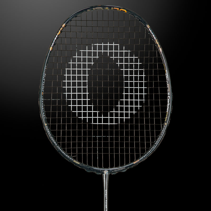 Oliver Badmintonschläger Modell Extreme 75, schwarzer Schläger vor einem dunklen Hintergrund