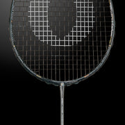 Oliver Badmintonschläger Modell Extreme 75, schwarzer Schläger vor einem dunklen Hintergrund