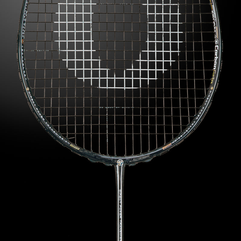 Oliver Badmintonschläger Modell Extreme 75, schwarzer Schläger vor einem dunklen Hintergrund