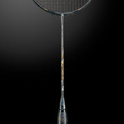 Oliver Badmintonschläger Modell Extreme 75, schwarzer Schläger mit schwarzem Griff vor einem dunklen Hintergrund