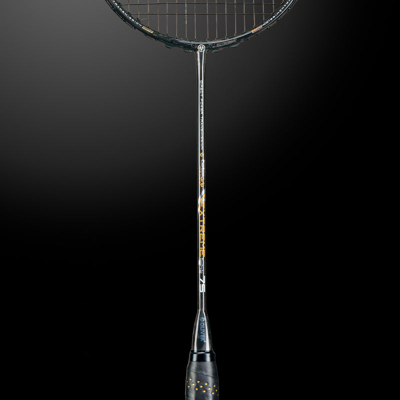 Oliver Badmintonschläger Modell Extreme 75, schwarzer Schläger mit schwarzem Griff vor einem dunklen Hintergrund
