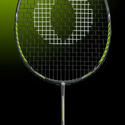 Oliver Badmintonschläger Modell Fetter Smash 6, schwarzer Schläger mit grünem Design vor einem dunklen grünen Hintergrund