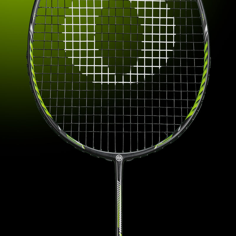 Oliver Badmintonschläger Modell Fetter Smash 6, schwarzer Schläger mit grünem Design vor einem dunklen grünen Hintergrund