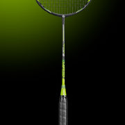 Oliver Badmintonschläger Modell Fetter Smash 6, schwarzer Schläger mit grünem Design und schwarzem Griff vor einem dunklen grünen Hintergrund